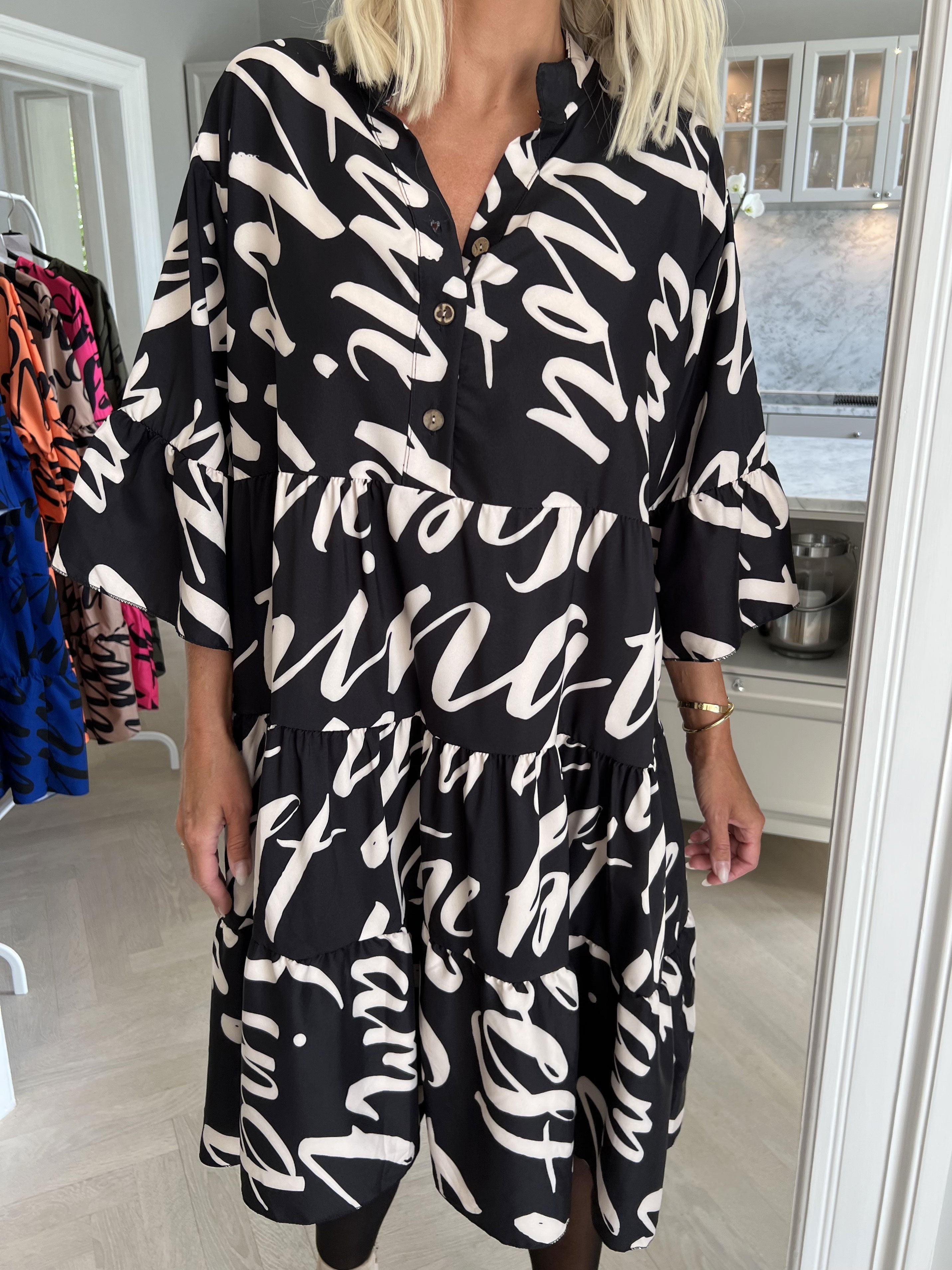 Elmis - Söt klänning med text